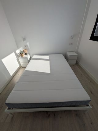 Estructura cama blanca de Ikea.