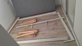 Estructura cama blanca de Ikea.