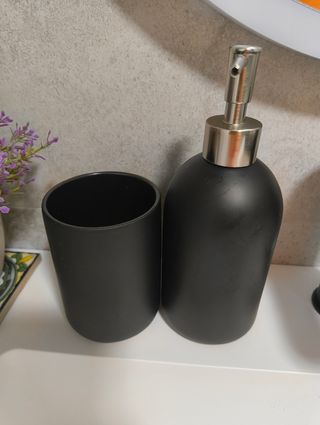 Dosificador jabonera mate negro y portacepillos