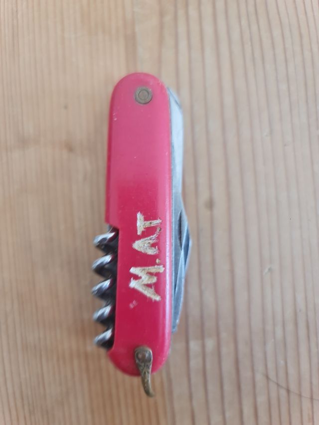 Antigua navaja multiusos roja