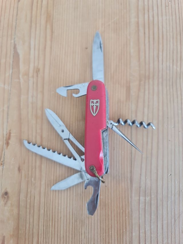 Antigua navaja multiusos roja