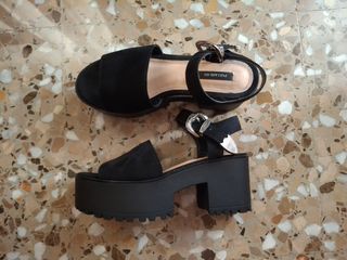 Sandalias de tacón PULL&BEAR negras