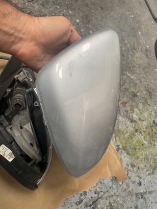 Tapa espejo VW Golf derecha
ref. 5G0857538E. 007