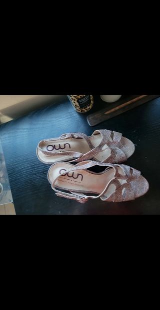 Sandalias doradas purpurina