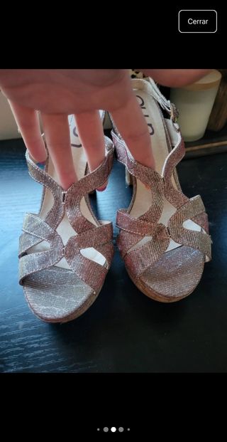 Sandalias doradas purpurina