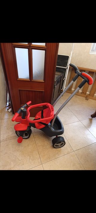 Triciclo infantil Molto, rojo