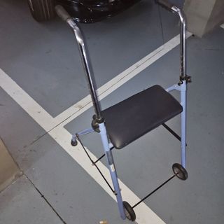 Andadora ortopédica con asiento