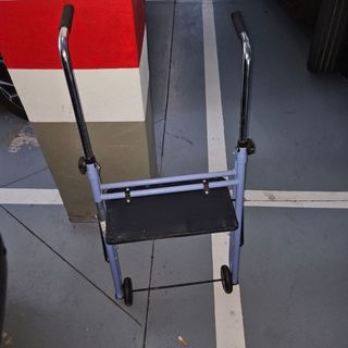 Andadora ortopédica con asiento