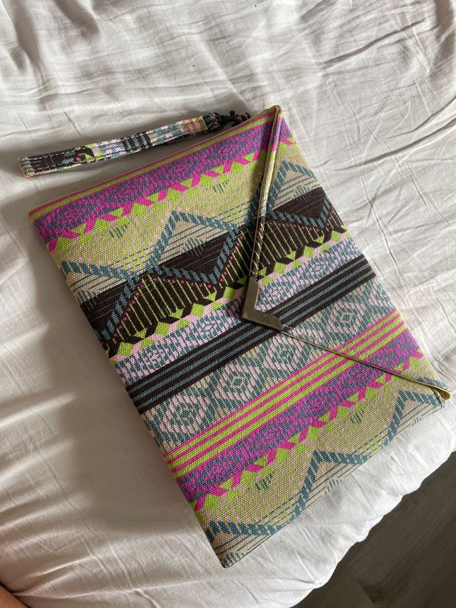 Bolso mano multicolor. 25x20cm