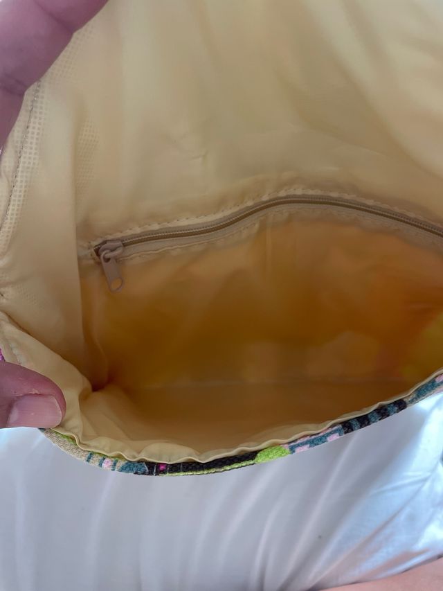 Bolso mano multicolor. 25x20cm