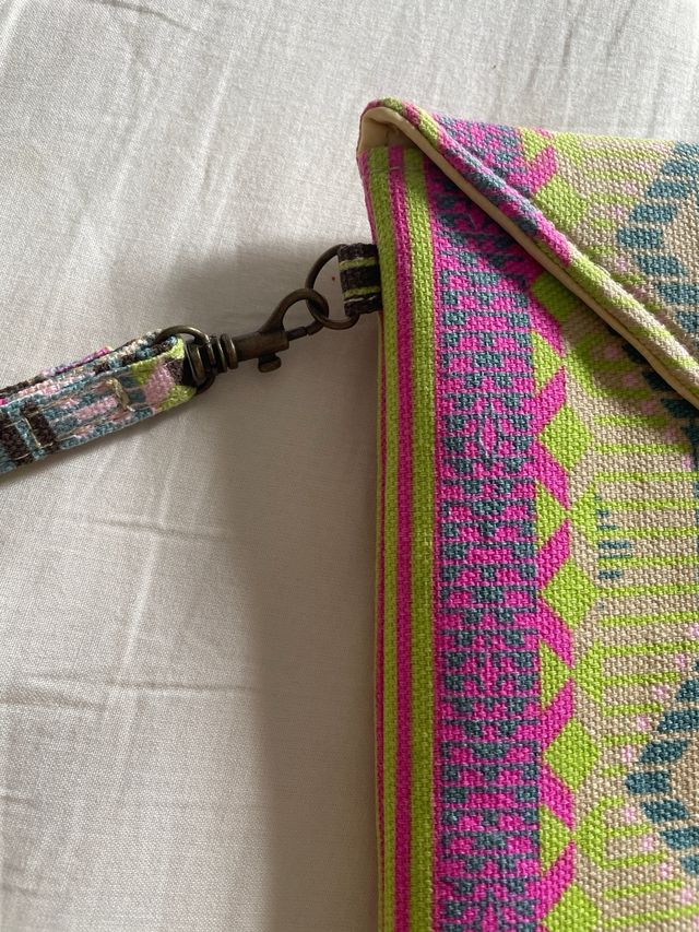 Bolso mano multicolor. 25x20cm