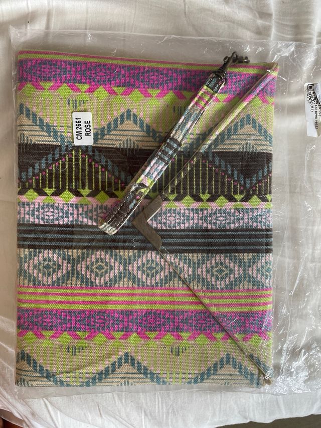 Bolso mano multicolor. 25x20cm