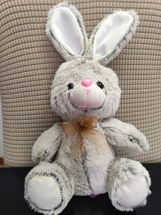 Peluche conejo gris.