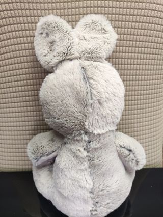 Peluche conejo gris.
