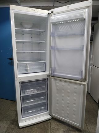 Nevera Samsung 1.82cmx60cm No Frost 
