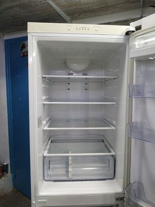 Nevera Samsung 1.82cmx60cm No Frost 

