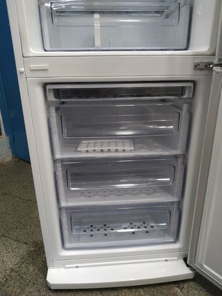 Nevera Samsung 1.82cmx60cm No Frost 
