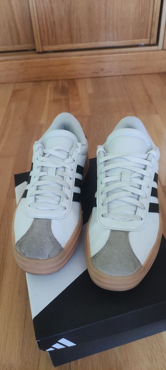 Zapatillas Adidas blancas y negras