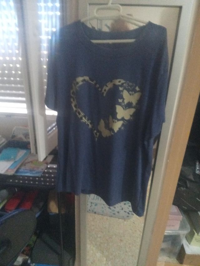 Camiseta azul estampada