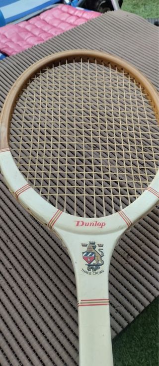 Raqueta Dunlop con marco.
Raqueta Dunlop Cosmos.
