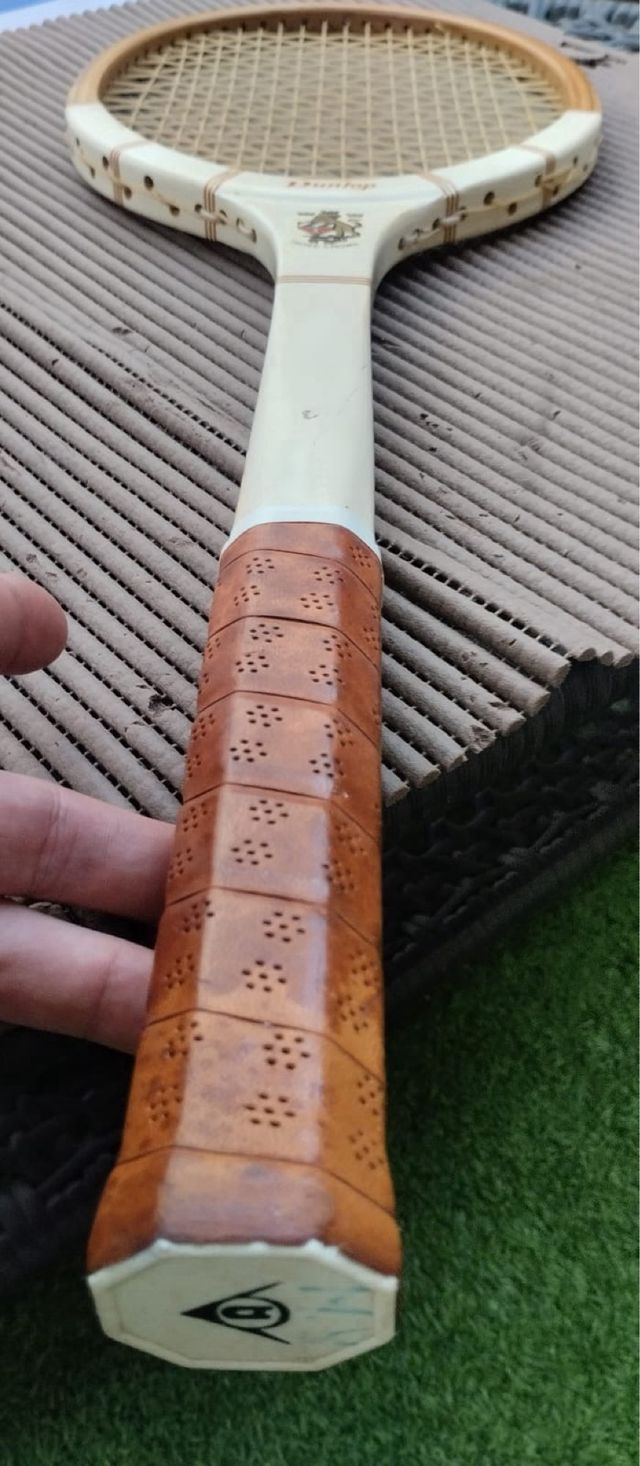 Raqueta Dunlop con marco.
Raqueta Dunlop Cosmos.