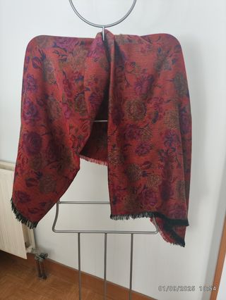 Pañuelo floral  grande y fular de regalo.