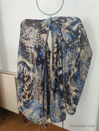 Pañuelo floral  grande y fular de regalo.