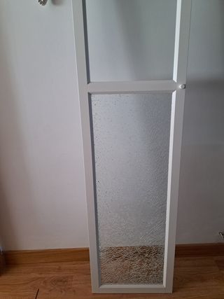 Puerta cristal estantería blanca