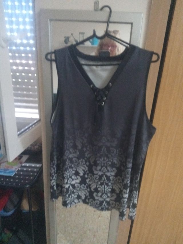 Blusa negra y gris estampada