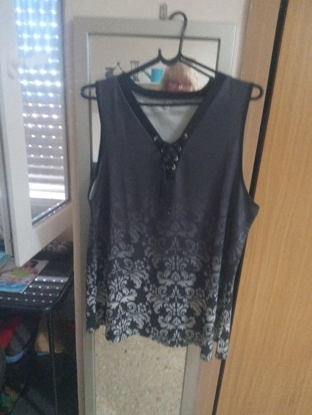 Blusa negra y gris estampada
