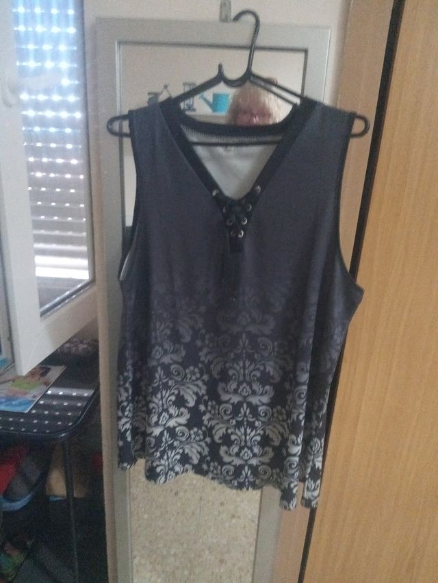Blusa negra y gris estampada