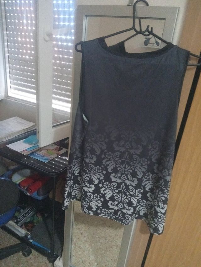 Blusa negra y gris estampada