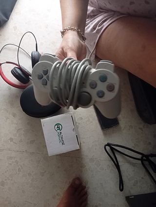 2 Mandos PS1 y tarjetas de memoria 