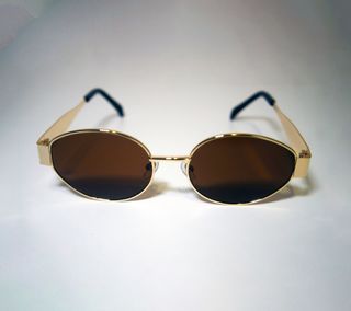Gafas ovaladas doradas 90s