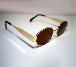 Gafas ovaladas doradas 90s