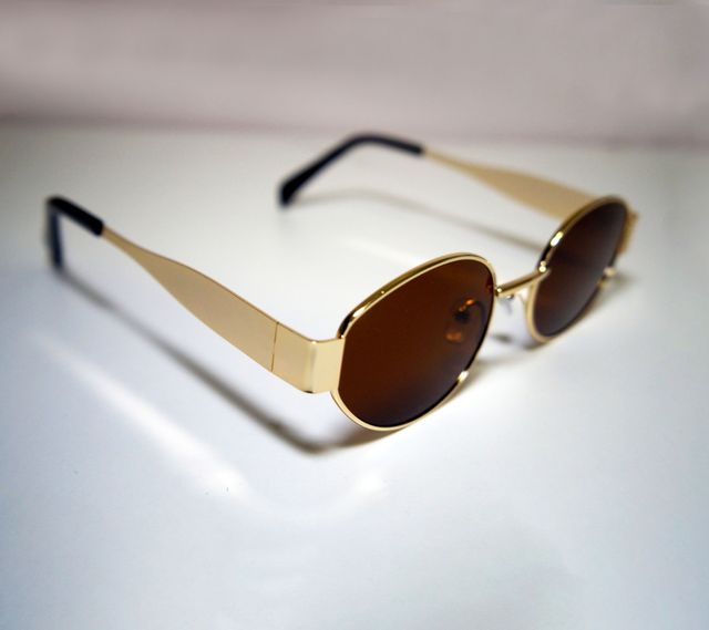 Gafas ovaladas doradas 90s