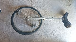 Triciclo monociclo antiguo