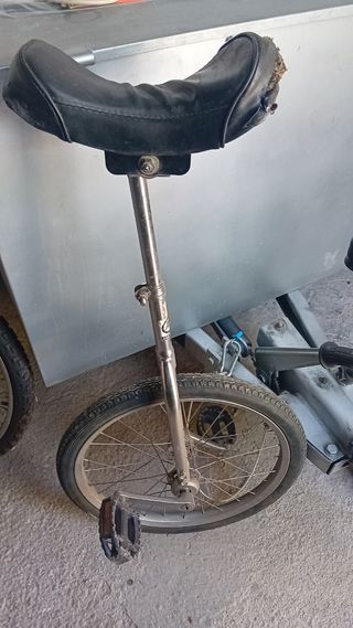 Triciclo monociclo antiguo