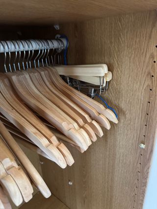 38 Perchas Madera Armario (33 normales y 5 pinzas)