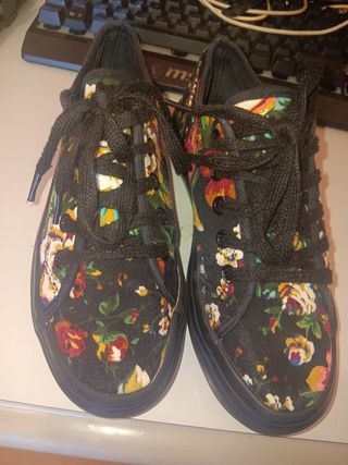 Zapatillas florales negras marypaz