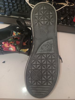 Zapatillas florales negras marypaz