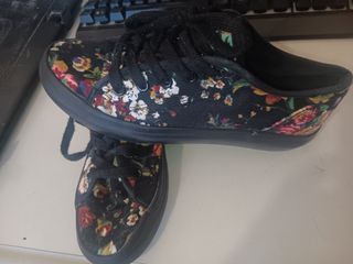 Zapatillas florales negras marypaz