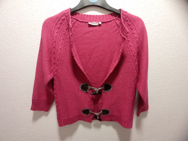 Cárdigan fucsia con cierre tipo trenca