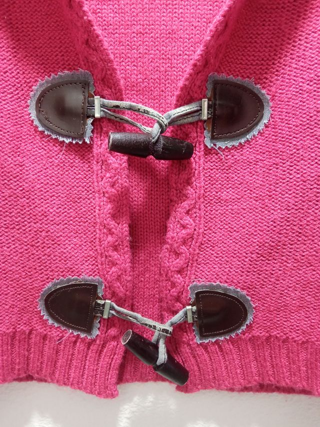 Cárdigan fucsia con cierre tipo trenca