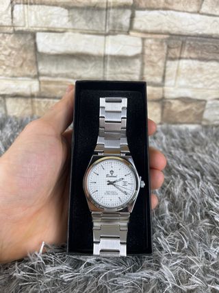 Reloj de pulsera elegante plateado