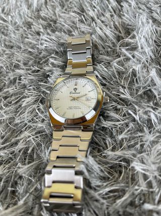 Reloj de pulsera elegante plateado