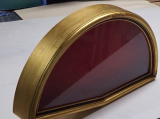 Marco abanico dorado con fondo aterciopelado rojo
