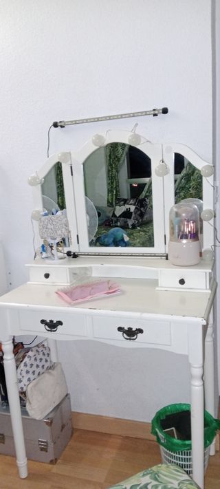 Tocador con espejo blanco de madera