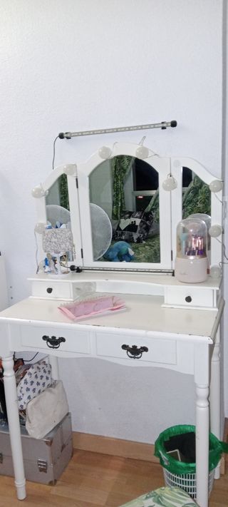 Tocador con espejo blanco de madera