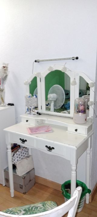 Tocador con espejo blanco de madera